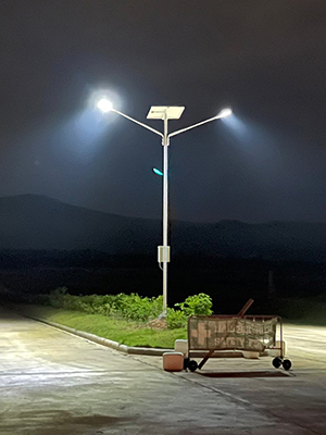 ไฟถนนโซล่าเซลล์กิ่งคู่